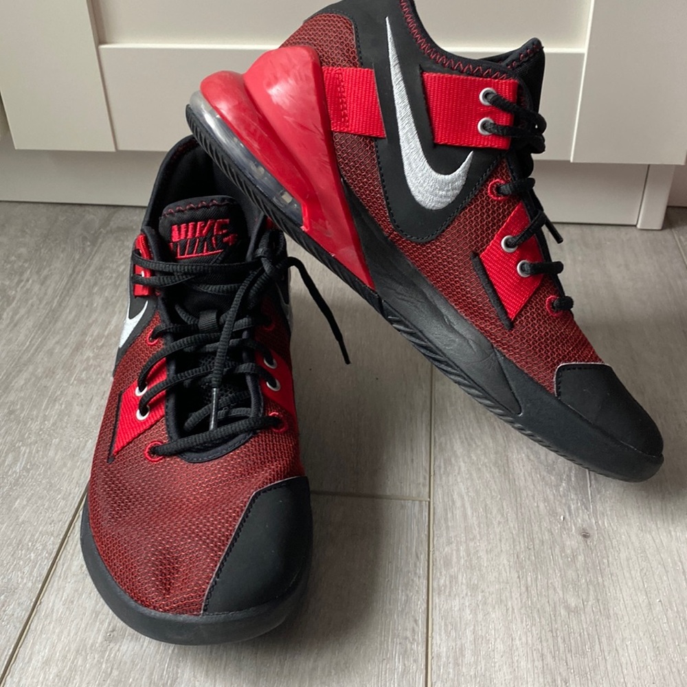 Great used condition Nike AirMax basketball shoes SZ 9.5 Mens.